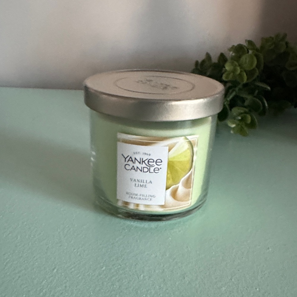 Yankee Candle Vanilla Lime - Light Green with Silver Lid